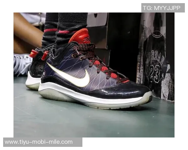 迈克米勒致敬两连冠将爱车改装为詹姆斯迈阿密配色球鞋主题款式